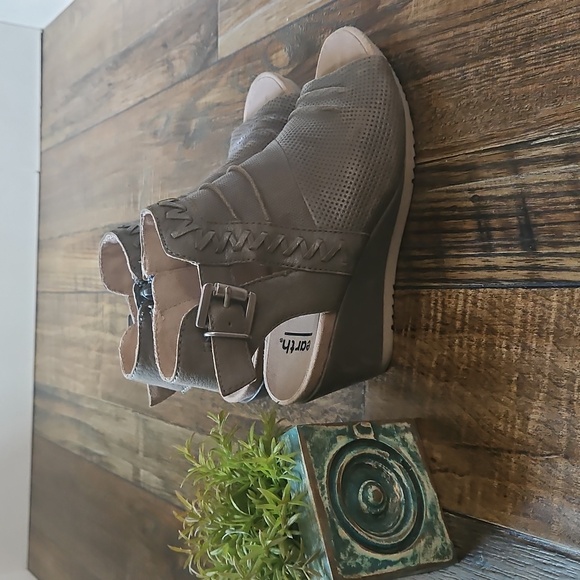 Earth Women's Olive Green Wedge‎ Sandals. Size 6.5 - Picture 3 of 8